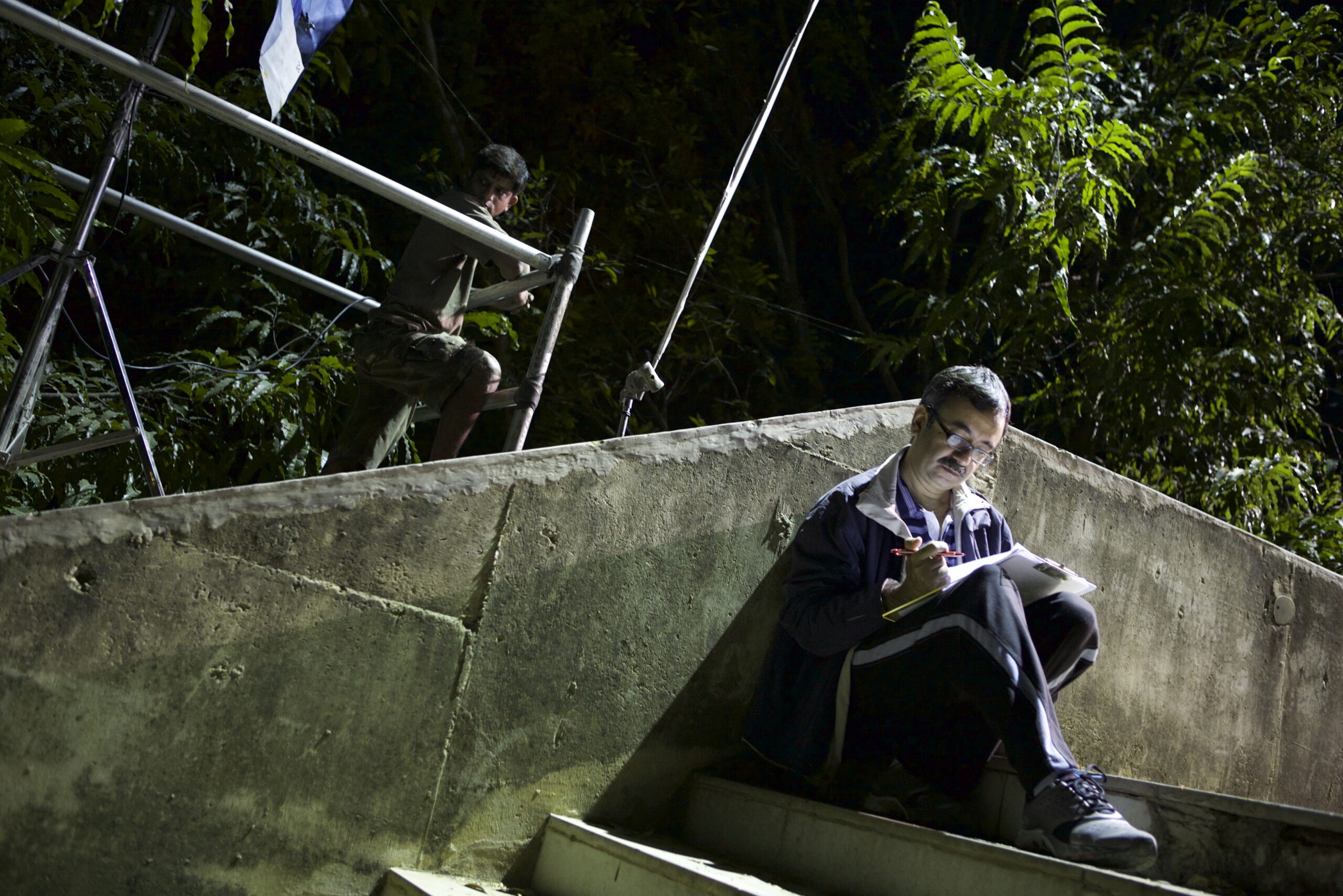 Rajkumar Hirani on the sets of 3 Idiots