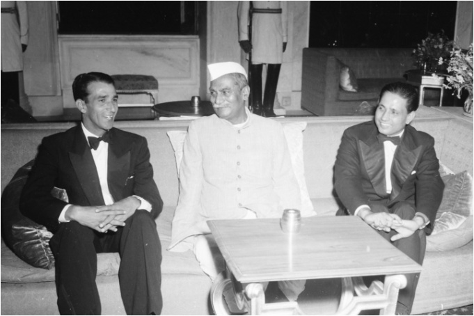 Pakistani cricket captain Abdul Kardar (left) and Indian cricket captain Lala Amarnath (right) with Indian president Rajendra Prasad (center) on the day of the first test match on October 16, 1952.