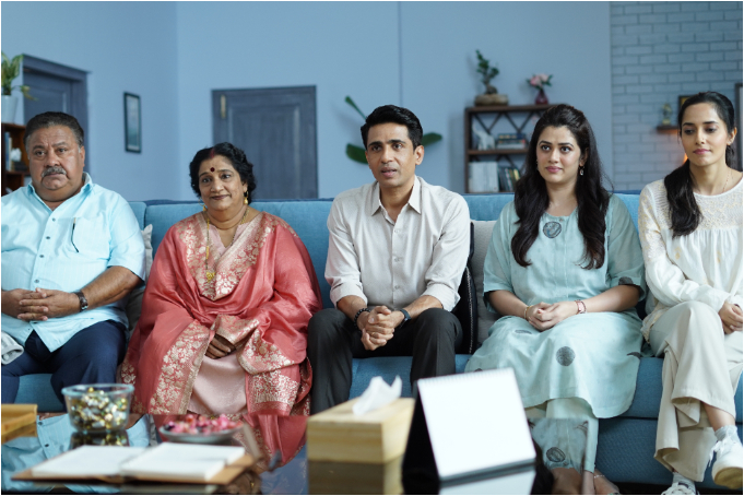 'Perfect Family' Review: Manoj Pahwa, Gulshan Devaiah's Family Therapy Session Doesn't Shrink Your Expectations