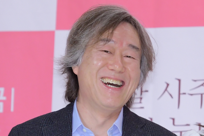 ‘Something in the Rain’ and ‘One Spring Night’ Director Ahn Pan Seok Passes Away at 64